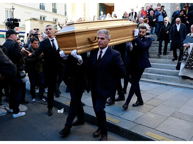 Poslední rozloučení s Claudií Cardinalovou. Na pohřeb v Paříži dorazily stovky lidí