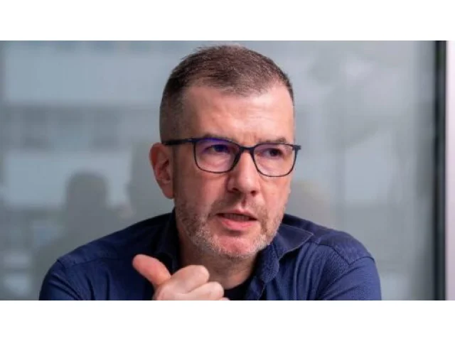 Tvrdý zásah na ulici. Kamera zachytila, jak se moderátor Železný rázně pustil do demonstranta