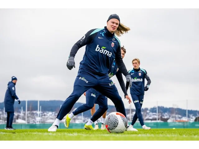 Tři góly dal, dvě penalty ne. Haaland zažil v kvalifikaci o MS bláznivý zápas