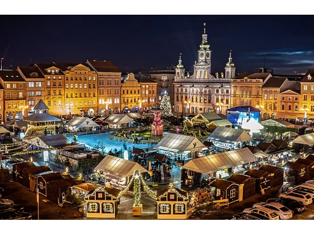 Bruslení zdarma kolem Samsona i nejpestřejší nabídka punčů, to jsou vánoční trhy v Budějovicích