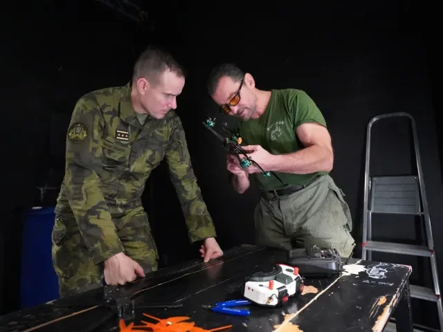 Vojáci měli nelegálně dopravovat Vetchého drony na Ukrajinu. Podezření řeší Vojenská policie