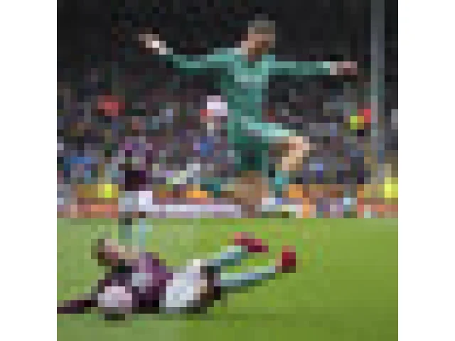 Liverpool díky penaltě v nastavení zvítězil v Burnley a zůstal v lize bez ztráty