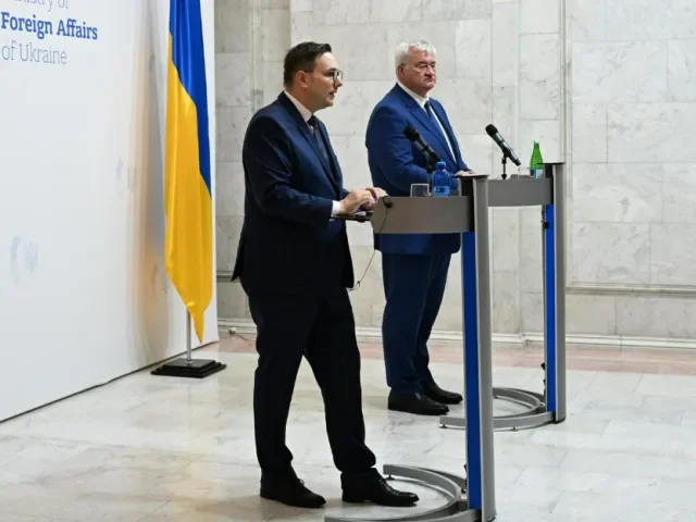 Ukrajina žádá spravedlivý mír. Žádné ústupky jako v Mnichově, řekli ministři