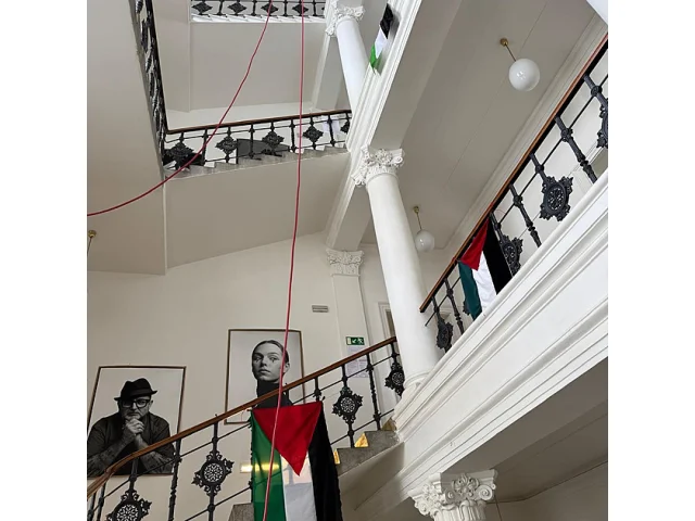 Takto to vypadalo uvnitř FAMU na výročí masakru. Zuří Hřebejk i Milan Šteindler