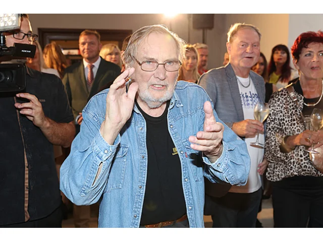 Hanka Kynychová na přehlídce dostihové módy: Místo klobouku pořádný výstřih!