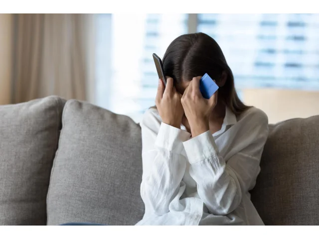 Osamělí senioři často hledají společnost na seznamkách. Velmi snadno při tom ale mohou přijít o peníze