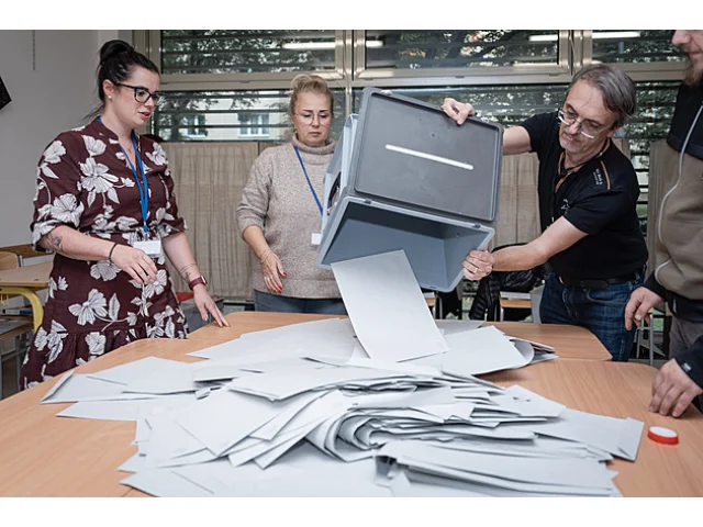 Místnosti se uzavřely a hlasování skončilo. Účast byla vysoká, hlásily komise