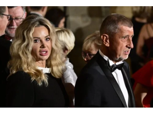 Tleskal jsem. Příště udělám mexickou vlnu, Babiš odmítl kritiku a vysvětlil záběry z Hradu