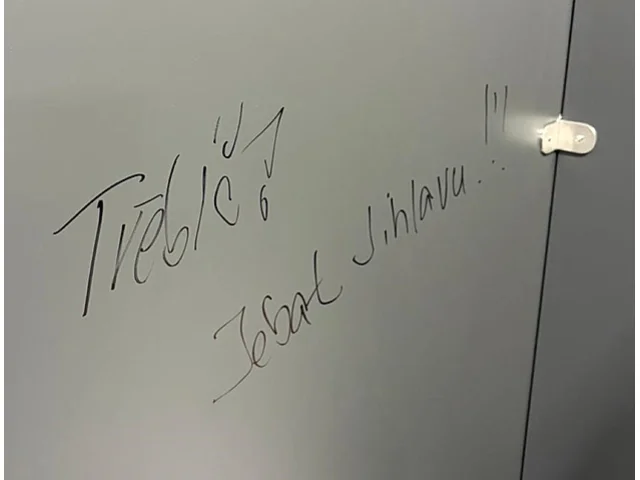 Nová aréna schytala první šrámy. Policie řeší počmárané záchody i napadení fanouška