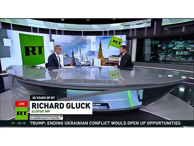 Fotka se Seagalem a řeči o „jiném názoru“. Ficův poslanec v Moskvě velebil televizi RT