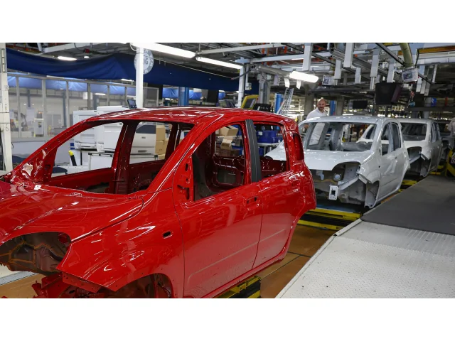 Stellantis zastavil výrobu ve dvou svých továrnách, pro nezájem ale stojí jen jedna. Té druhé láme vaz moc velký zájem