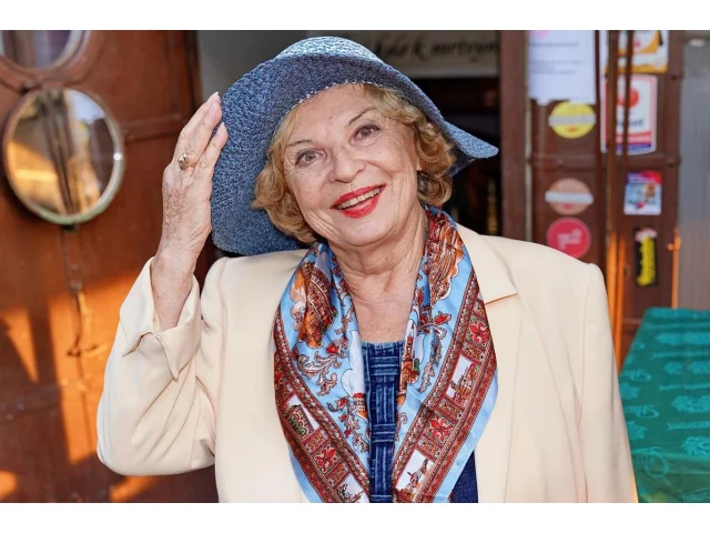 Libuše Švormová slaví 90 let: Před 50 si vzala skoro o 20 let mladšího číšníka. Takto jim to dnes sluší!