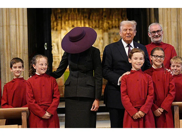 OBRAZEM: Lichotky Kate a ruka na zádech. Trumpa u krále oslnili, došlo i na faux pas