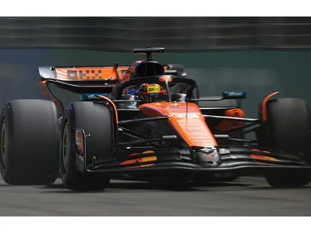 Kvalifikaci F1 v Singapuru vyhrál Russell před Verstappenem, Piastri třetí