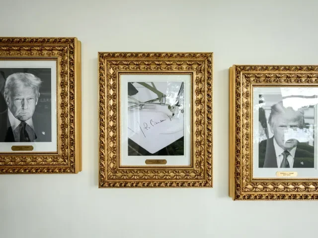 Trump v galerii prezidentů v Bílém domě vystavil místo Bidenova portrétu jen píšící pero