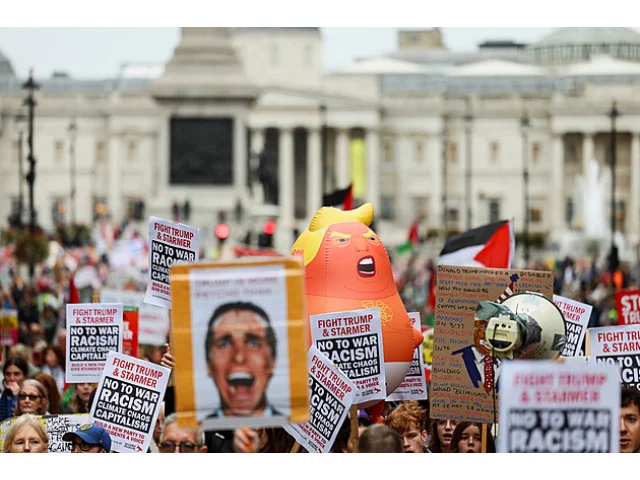 Jízda kočárem, grandiózní přehlídka. Trumpa přijali ve Windsoru se vší pompou