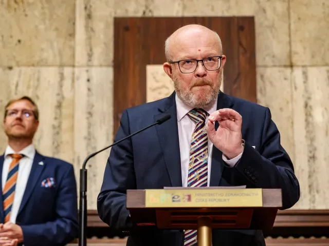 Ožívají nadstandardy? Pacienti mají mít právo připlatit si za lepší péči, tlačí do zákona i Válek