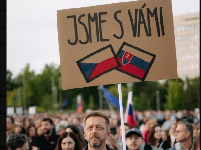 Rakušan v Bratislavě demonstroval proti úspornému balíčku. Slovenským ministrům se to nelíbí