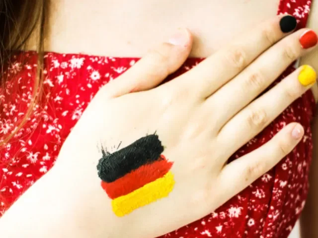 Východní Němci se neztotožnili se západní hymnou a vlajkou. Potřebujeme nové, zní z Levice