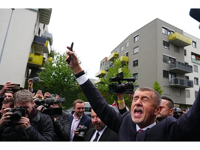 Nádhera, zní z ANO. Babiš slavil vítězství, do štábu přijel s písní