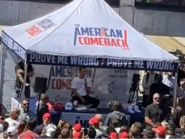 Konzervativní influencer Charlie Kirk blízký Trumpovi byl střelen do krku. Právě mluvil o transgenderu