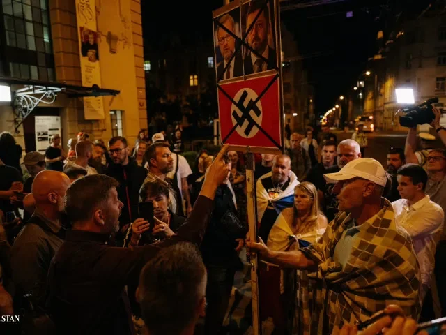 Rakušana rozčílil hákový kříž na mítinku, pak se kvůli zdvižené pravici pohádal s Turkem