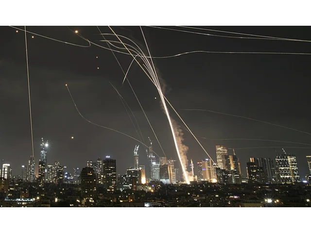 Izrael zasáhl v Teheránu budovu televize, mír odmítá. Írán chystá raketovou sprchu