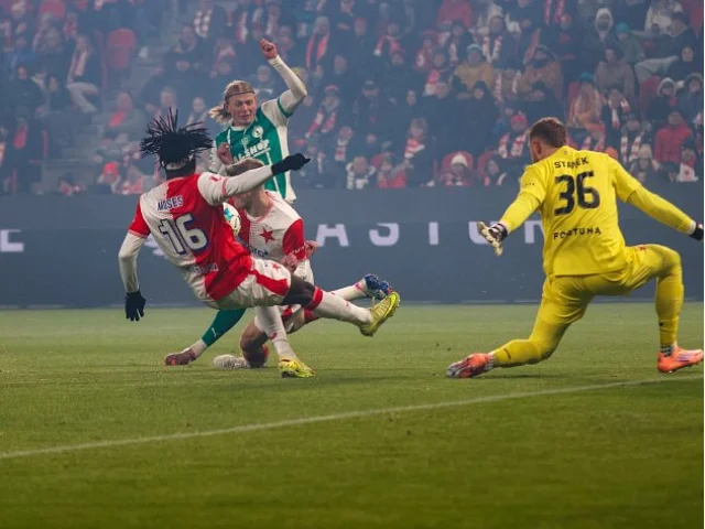 Sudí správně odvolal penaltu pro Plzeň. Sporný moment v Edenu? Ruka byla u těla