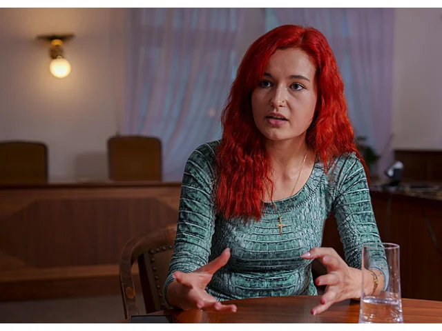 Píšou mi, že jsem dcera vraha. Nejmladší Pirátka o útocích i Babišovi na hraně