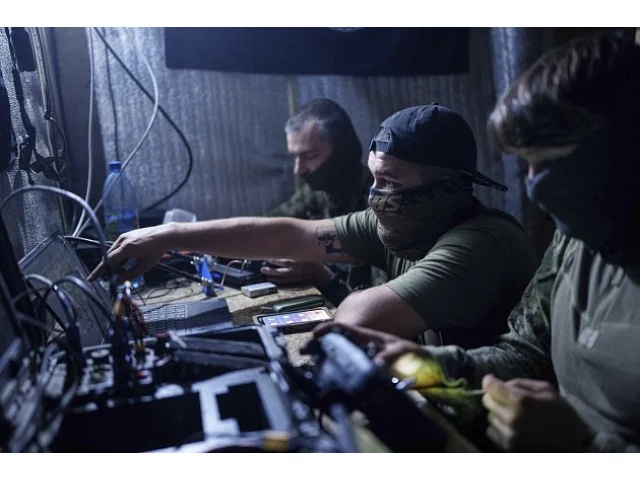 Rafinérií v Rusku otřásl masivní výbuch. Ukrajinci zasáhli klíčový ropný závod