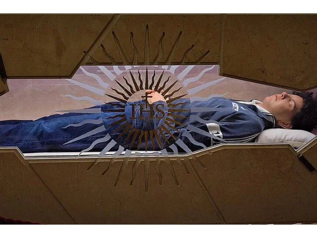 Jako 15letý prohlášen za svatého! V hrobce je oděn do svetru, džín a tenisek. Říkají mu „Influencer Boží“