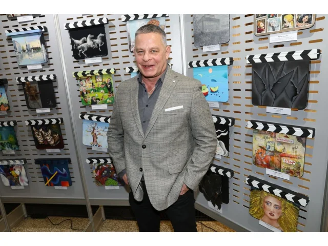 Filip Renč žije s rodinou v Praze. Místo chalupy má na venkově minimalistický bungalov plný světla