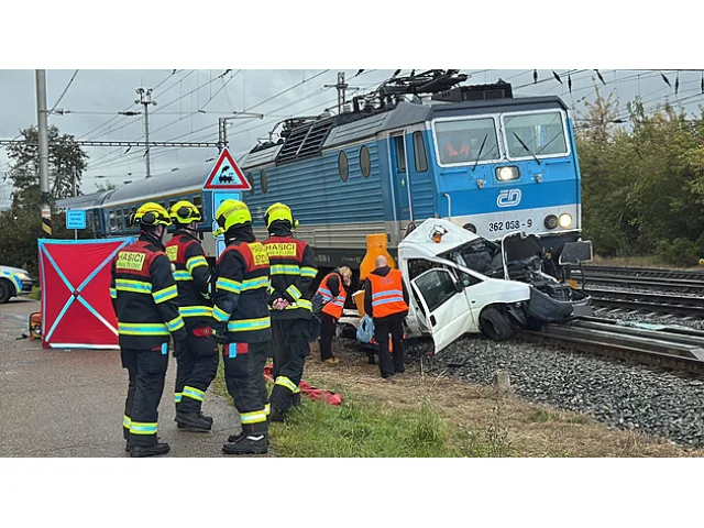 Na Plzeňsku se střetl vlak s autem na přejezdu, trať do Mnichova stála