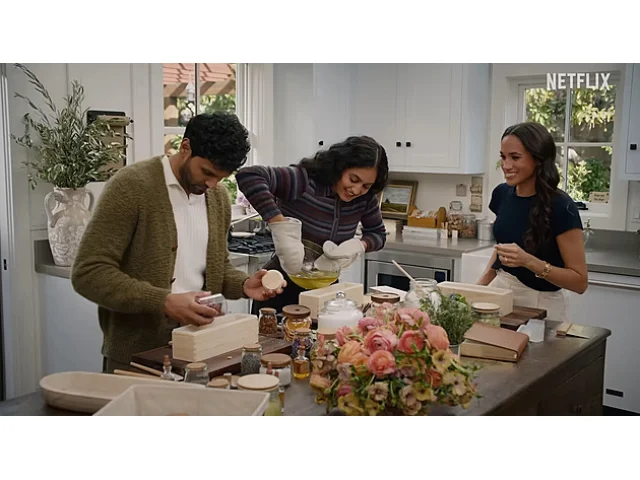 Meghan hněte těsto ve špercích za miliony. Její kulinářská show je spíš o módě