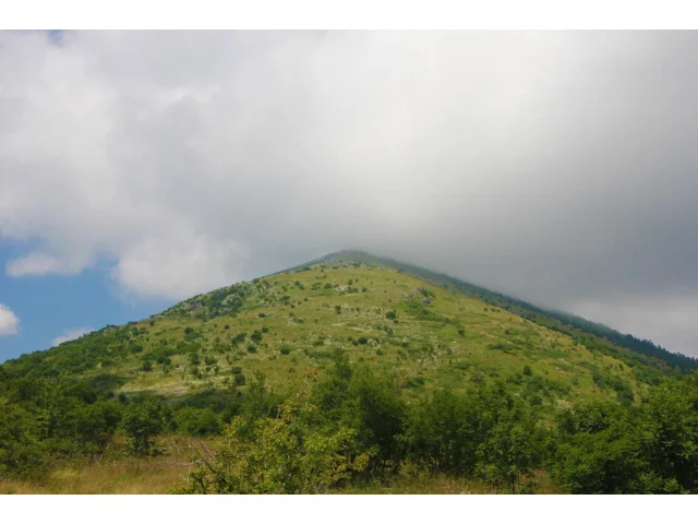 V Srbsku je záhadná hora s léčivými účinky. Rtanj má stejný úhel sklonu jako pyramidy v Mexiku a Egyptě