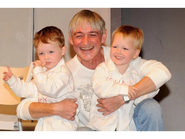 Dvojčata Vladimíra Dlouhého jsou dnes plnoletá. Po otci zdědila talent i charisma. Podlehne jim každá