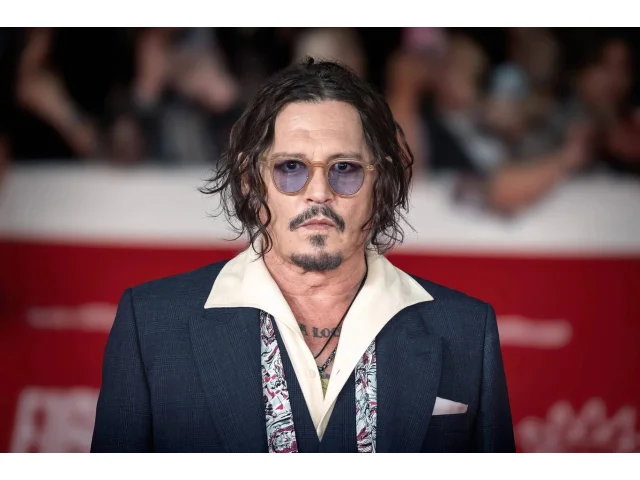 Bizarní nákupy slavných: Lady Gaga a detektor duchů, sbírka Barbie Johnnyho Deppa a soukromý dům pro psy