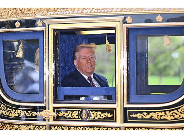 VIDEO: K poctěéé zbraň! Scéna krále s Trumpem je jako z české komedie