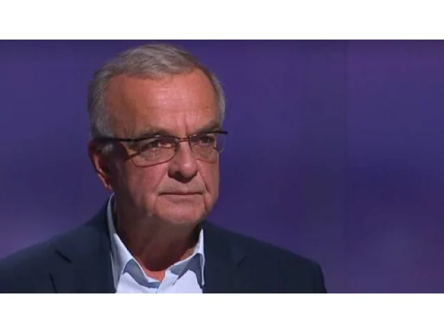 V hospodě půjčuji lidem telefon, uvedl Turek. V živém vysílání na ČT se Kalousek vysmál výmluvě poslance za Motoristy