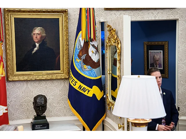 Trump se chlubí fotkou ze svého zatčení. Zarámoval ji a vystavil v Oválné pracovně