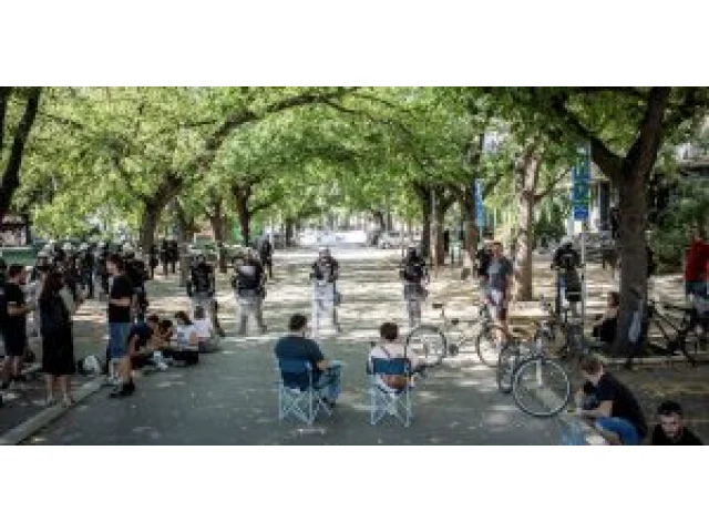 Srbská policie útočí na novináře. Používá brutalitu i sexuální útoky