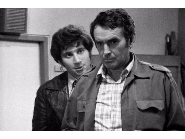 Poznáte kudrnatého mladíka v pozadí? Zářil v seriálu Život na zámku, dnes má přes sedmdesát a hodně zhubl