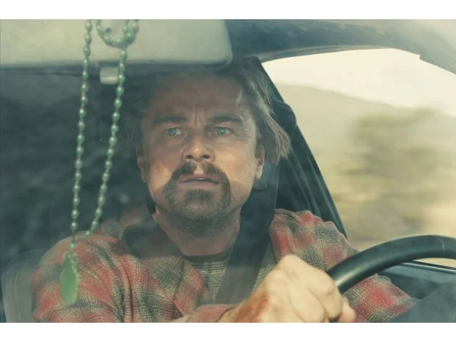 DiCaprio září v divoké akční jízdě. Jedna bitva za druhou tepe do Ameriky