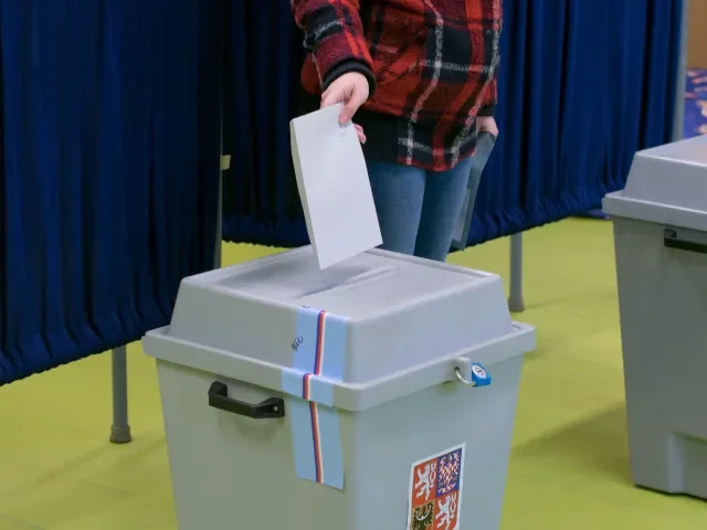 Volební účast přesáhla 50 procent, některé okrsky hlásí i přes 60 procent