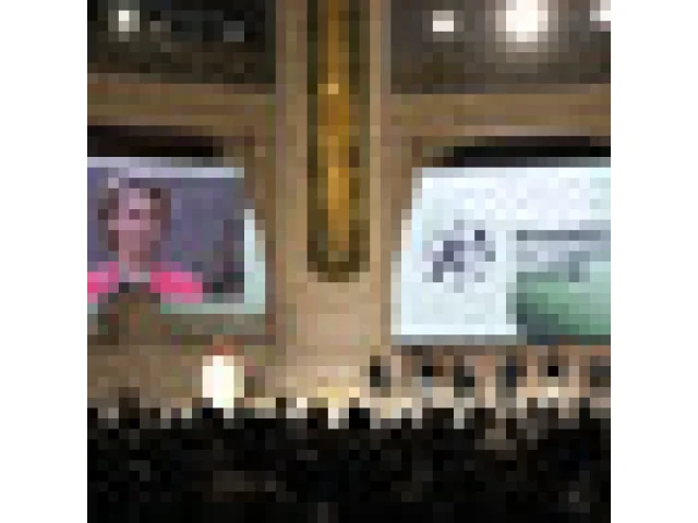 EU bude iniciovat investice do rozvoje AI za 200 miliard eur, řekla šéfka EK