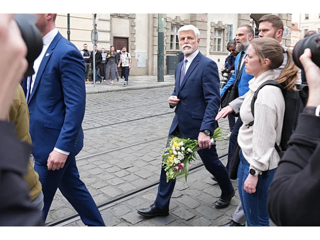 Bílá rakev, věnec od Gottové. Na rozloučení se Slováčkovou dorazil i prezident