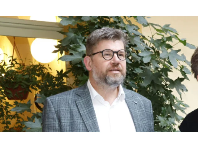 Tátou na plný úvazek. Pospíšil končí jako náměstek, místo politiky si zvolil pleny a noční vstávání