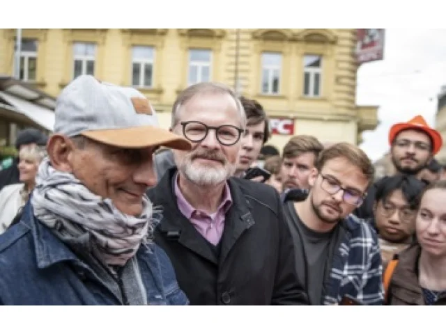 Ani policisté neměli šanci. Odpůrce ODS si vyhlédl čelní představitele a spustil