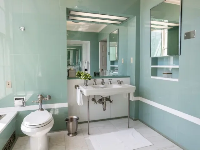 Mramor a zlato. Trump změnil Lincolnovu koupelnu v Bílém domě