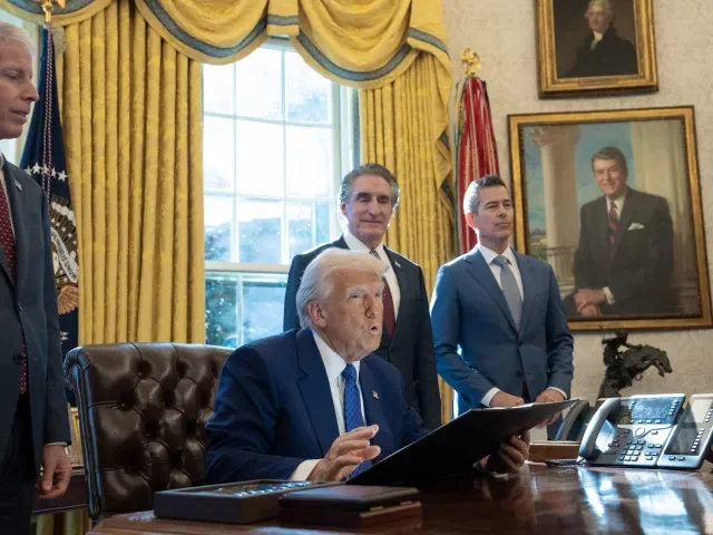 „EU nás brala na hůl, ale teď jsem prezident“. Trump oznámil brzké zavedení dovozních cel 25 procent